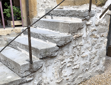 Le traitement anti-mousse de toiture pour façade et terrasse 