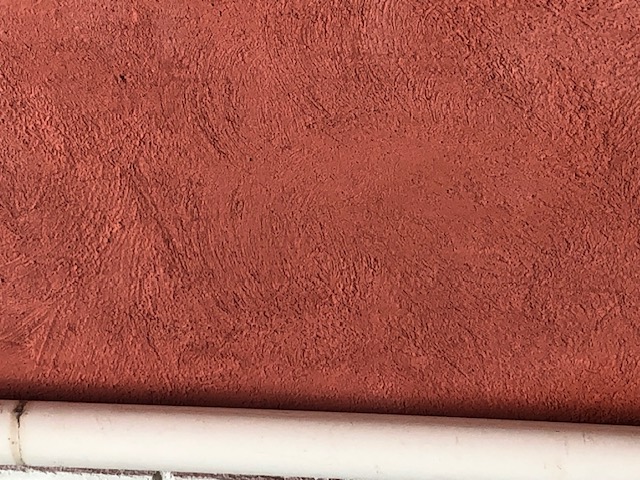 Peinture à la chaux rouge