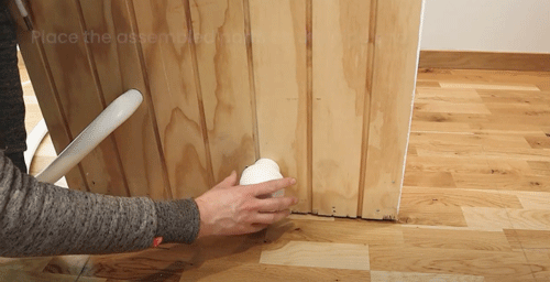 Fixer le coude à 90° livré avec le toilette à l'arrière du toilette.