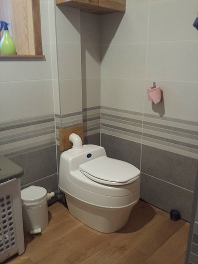 Cette page est consacrée à l'installation des toilettes sèches Separett et plus particulièrement au toilette sèche Villa